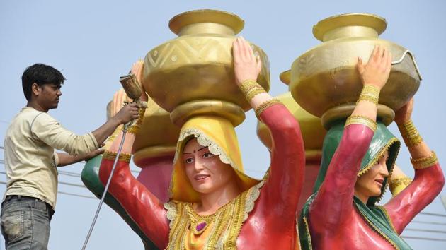 A worker gives final touches to Tableaux of the Punjab State. (Arvind Yadav/HT PHOTO)