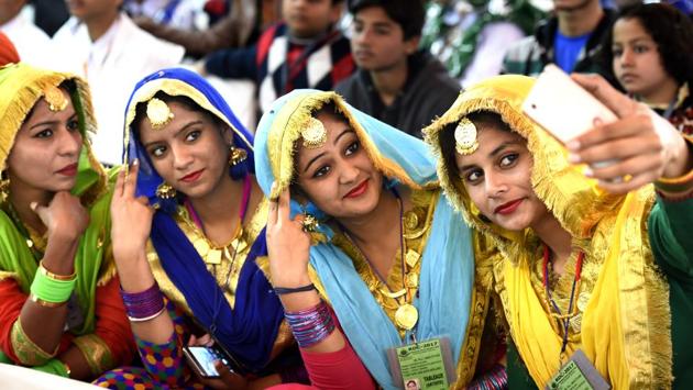 Selfie moment for artists from the Punjab. (Arvind Yadav/HT PHOTO)