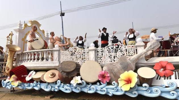 Tableaux artists performs on the Goa tableaux, depicting its rich musical heritage through various musical instruments and dance. (Arvind Yadav/HT PHOTO)
