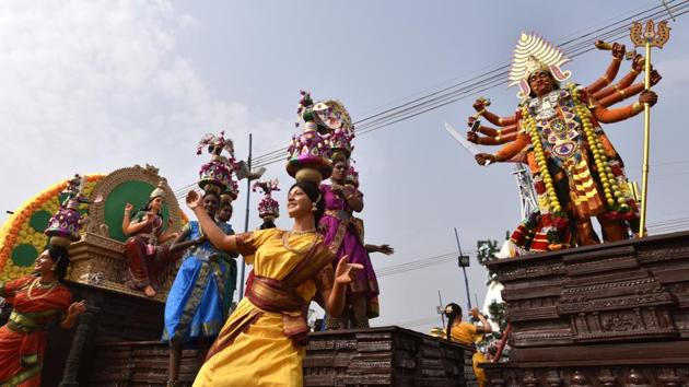 ‘Karakattam’ is one of the old folk dances of Tamil Nadu. The Karagam dancers perform entertaining dance movements to the beat of drums balancing with the Karagam on their head. (Arvind Yadav/HT PHOTO)