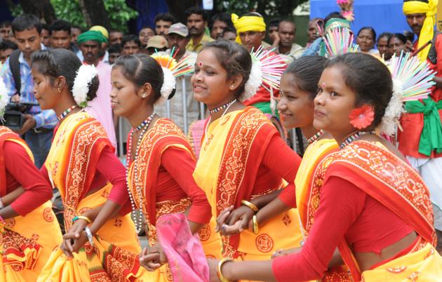 Tribal presents traditonal dance dance during the "Jharkhand Tribal festival " at Ramdayal Munda Tribal Research Institute in Ranchi(Diwakar Prasad/ HT File Photo)