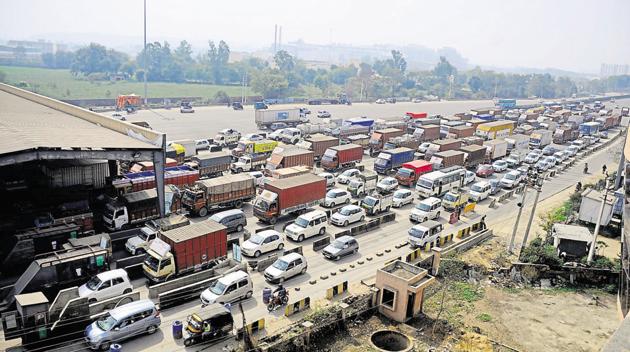 Industrialists alleged that traffic jams are resulting in losses for them. (HT File) Industrialists alleged that traffic jams are resulting in losses for them. (HT File)