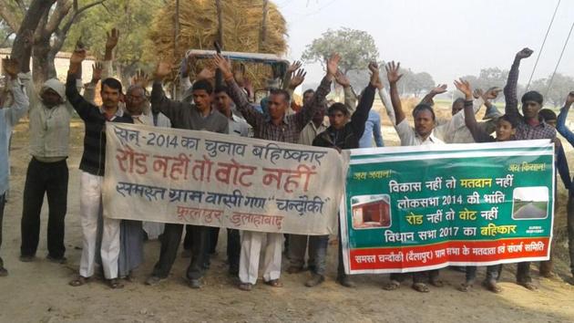 Residents of Chandouki village staging a protest. (HT Photo) Residents of Chandouki village staging a protest. (HT Photo)