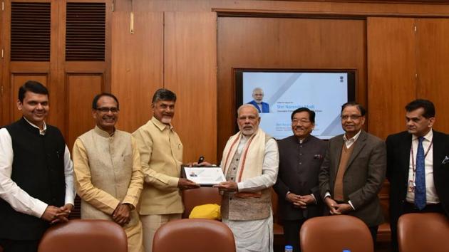 The chief ministers’ committee on digital payments submit the interim report to Prime Minister Narendra Modi on Tuesday.(ANI photo) The chief ministers’ committee on digital payments submit the interim report to Prime Minister Narendra Modi on Tuesday.(ANI photo)