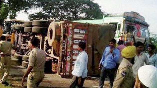 A bus carrying a wedding party collided with a bus injuring three persons in Delhi Cantonment on Jan 24. (PTI Photo/ Representative image) A bus carrying a wedding party collided with a bus injuring three persons in Delhi Cantonment on Jan 24. (PTI Photo/ Representative image)