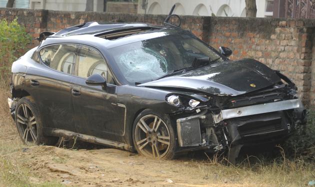A speeding Porsche had hit seven labourers working on Gurgaon expressway at Shankar Chowk on Monday. One person died and the others were seriously injured.(HT Photo)