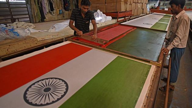 Workers paint the Tricolour  in a workshop. (Satyabrata Tripathy/HT photo) 