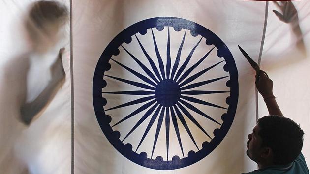 Workers check for extra threads while giving their finishing touches to the Indian Flag in  Vasai. (Satyabrata Tripathy/HT photo) 