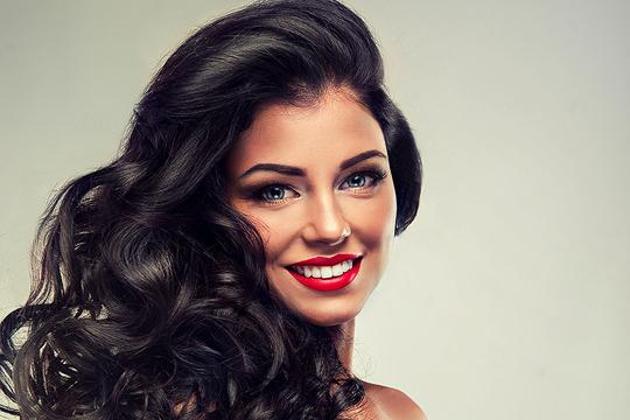 The best way to combat humidity during the monsoons is to use products that suit your hair texture. (Shutterstock)
