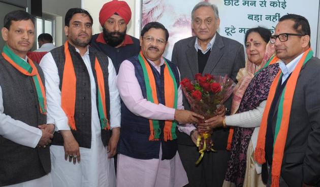 Congress leader Santosh Kashyap and others join BJP in presence of party’s state in-charge Shyam Jaju and former CM Vijay Bahuguna, in Dehradun on Tuesday. (Santosh Kumar/HT Photo) Congress leader Santosh Kashyap and others join BJP in presence of party’s state in-charge Shyam Jaju and former CM Vijay Bahuguna, in Dehradun on Tuesday. (Santosh Kumar/HT Photo)