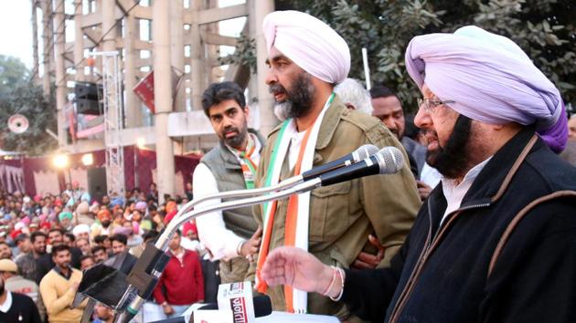 Punjab Congress chief Captain Amarinder Singh addressing a gathering in Bathinda on Monday as Manpreet Badal looks on. (Sanjeev Kumar/HT Photo) Punjab Congress chief Captain Amarinder Singh addressing a gathering in Bathinda on Monday as Manpreet Badal looks on. (Sanjeev Kumar/HT Photo)