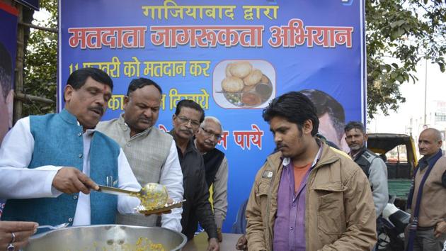 Ghaziabad-based NGO, Parmarth Samiti, said free food could be seen as a violation of model code of conduct so they are charging a token amount of Rs5. (Sakib Ali/HT Photo) Ghaziabad-based NGO, Parmarth Samiti, said free food could be seen as a violation of model code of conduct so they are charging a token amount of Rs5. (Sakib Ali/HT Photo)
