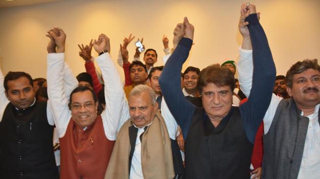 Samajwadi state president Narsh Uttam and Congress state president Raj Babbar after the two parties agreed on an alliance in upcoming Uttar Pradesh election on Jan 22, 2017. (Deepak Gupta/Hindustan Times) Samajwadi state president Narsh Uttam and Congress state president Raj Babbar after the two parties agreed on an alliance in upcoming Uttar Pradesh election on Jan 22, 2017. (Deepak Gupta/Hindustan Times)