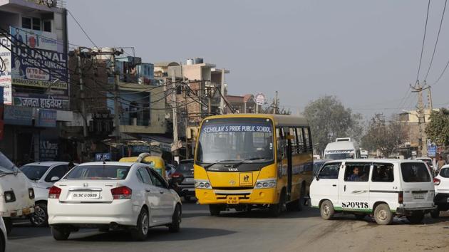 A snarl at Old Gurgaon after a school bus halted to drop students in the afternoon. (Sanchit Khanna/HT Photo) A snarl at Old Gurgaon after a school bus halted to drop students in the afternoon. (Sanchit Khanna/HT Photo)