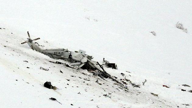 Italy: Helicopter evacuating injured skier, 5 others on board crashes ...