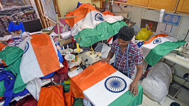 A man works on the Indian National Flag at Mahalaxmi. The ratio of the width to the length of the flag is 2:3 (Pratik Chorge/HT PHOTO) 