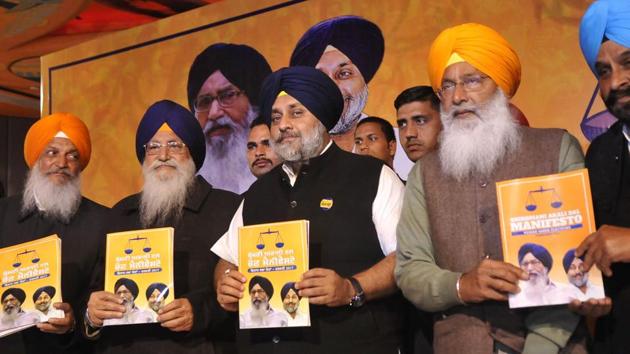 SAD chief Sukhbir Singh Badal and others releasing the party’s election manifesto in Ludhiana on Tuesday, January 24.(Gurminder Singh/HT)