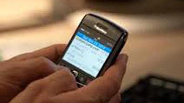 The gang trapped people with lucrative phone exchange offers online and duped them by handing over fake phones in exchange of old ones. The gang trapped people with lucrative phone exchange offers online and duped them by handing over fake phones in exchange of old ones.