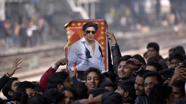 Shah Rukh Khan fans wait at Hazrat Nizamuddin Railway station in New Delhi on January 24, 2017. (Ravi Choudhary/Hindustan Times) Shah Rukh Khan fans wait at Hazrat Nizamuddin Railway station in New Delhi on January 24, 2017. (Ravi Choudhary/Hindustan Times)