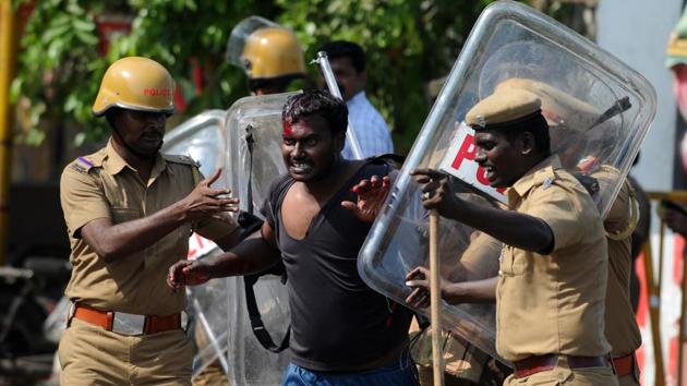 Policemen detain an injured protester at a demonstration against the ban on the Jallikattu in Chennai on January 23, 2017.(AFP)