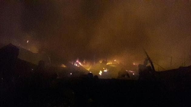 Over 100 kiosks of fruits, vegetables, garments and groceries went up in flames in the wee hours of Wednesday at Tugalpur Subzi Mandi, near Pari Chowk in Greater Noida. (HT Photo) Over 100 kiosks of fruits, vegetables, garments and groceries went up in flames in the wee hours of Wednesday at Tugalpur Subzi Mandi, near Pari Chowk in Greater Noida. (HT Photo)