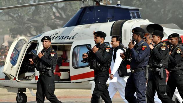 CM Akhilesh Yadav on way to a rally venue in Sultanpur. (HT Photo) CM Akhilesh Yadav on way to a rally venue in Sultanpur. (HT Photo)