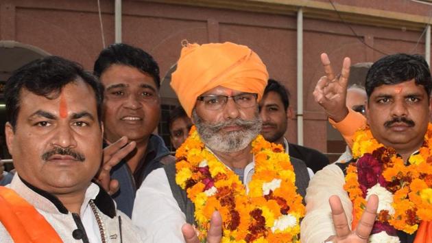Chahan Singh (centre) with his supporters.(Chahatram)