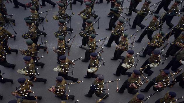 A contingent of soldiers playing bagpipes descend Raisina Hill during the practice. (Ravi Choudhary/HT Photo)