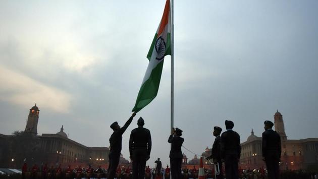 Armed forces personnel hoisting the flag at Vijay Chowk. (Ravi Choudhary/HT Photo)