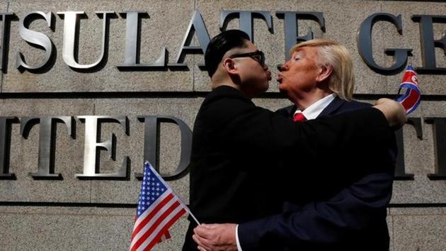Dennis Alan of Chicago, 66, who is impersonating US President Donald Trump, and Howard, 37, an Australian-Chinese who is impersonating North Korean leader Kim Jong-un, pose outside US Consulate in Hong Kong, China, on Wednesday. (Reuters Photo) Dennis Alan of Chicago, 66, who is impersonating US President Donald Trump, and Howard, 37, an Australian-Chinese who is impersonating North Korean leader Kim Jong-un, pose outside US Consulate in Hong Kong, China, on Wednesday. (Reuters Photo)