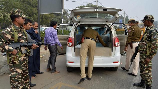Sashastra Seema Bal and Delhi Police personnel check a vehicle at a check point ahead of Republic Day celebrations in the Capital.(PTI Photo)