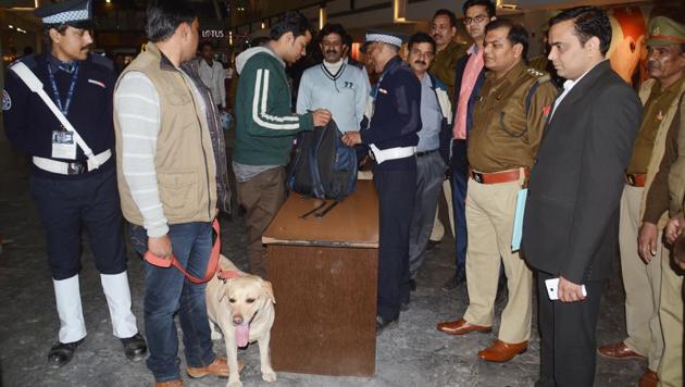 Anti-terror squad and civil police carried out a joint checking spree at Vaishali metro station and Kaushambi metro station on Wednesday afternoon.(HT Photo)