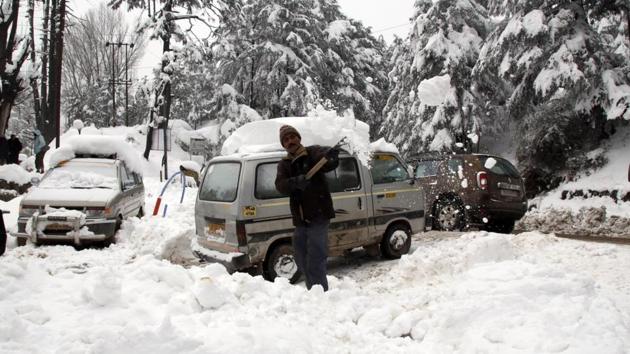 A man removes snow from the Jammu-Srinagar highway in Kud. An avalanche hit an army unit in Kashmir’s Ganderbal district on Wednesday. (HT File Photo) A man removes snow from the Jammu-Srinagar highway in Kud. An avalanche hit an army unit in Kashmir’s Ganderbal district on Wednesday. (HT File Photo)