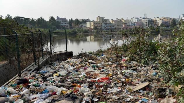 This photo taken on January 10, 2017 shows garbage dumped by a lake in Bangalore. The surge in Bangalore's population since the start of the 1990s has placed huge pressure on its municipality, which stands accused of inadequate urban planning and, in particular, of failing to cope with the accompanying rise in waste volumes.(AFP Photo)