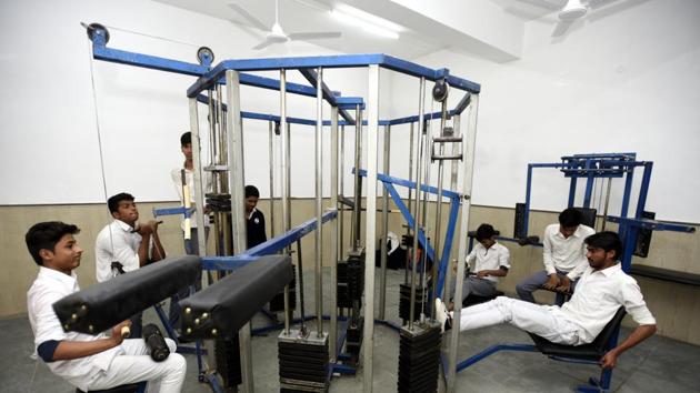 Students practice at a new gym at the first model school Sarvodaya Bal Vidyalaya at Rouse Avenue in New Delhi on Wednesday.(Sonu Mehta/Hindustan Times)