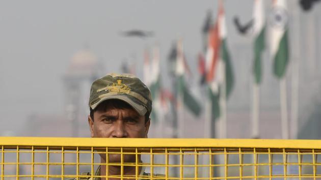 A guard at Rajpath in New Delhi on the eve of Republic Day . (Raj K Raj/HT) A guard at Rajpath in New Delhi on the eve of Republic Day . (Raj K Raj/HT)