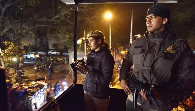 Delhi Police officials guard Sarojini Nagar market on the eve of Republic Day.(Sanjeev Verma/HT PHOTO)