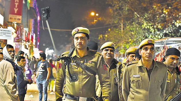Delhi Police officials at the Sarojini Nagar Market on the eve of Republic Day. (Sanjeev Verma/Hindustan Times) Delhi Police officials at the Sarojini Nagar Market on the eve of Republic Day. (Sanjeev Verma/Hindustan Times)