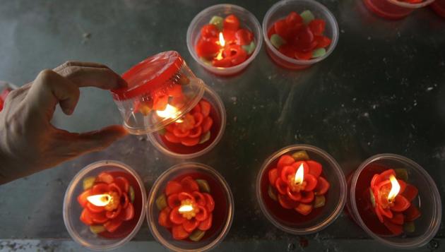 Ethnic Chinese Thais light candles after praying at the Leng Nuei Yee Chinese temple in Bangkok, Thailand, Tuesday, Jan. 24, 2017. (AP Photo) Ethnic Chinese Thais light candles after praying at the Leng Nuei Yee Chinese temple in Bangkok, Thailand, Tuesday, Jan. 24, 2017. (AP Photo)