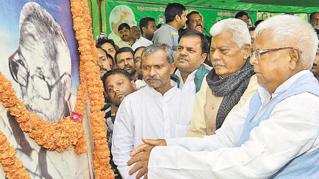 RJD chief Lalu Prasad paying tributes to former Bihar CM and socialist leader Karpoori Thakur in Patna . (AP Dube/HT photo) RJD chief Lalu Prasad paying tributes to former Bihar CM and socialist leader Karpoori Thakur in Patna . (AP Dube/HT photo)
