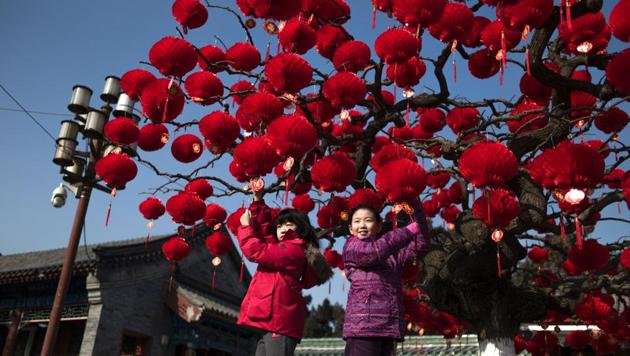 Chinese children pose for a photograph beside a lantern tree display ahead of the Lunar New Year in Beijing on January 24, 2017. The Lunar New Year, known locally as the Spring Festival, falls on January 28 this year and marks the Year of the Rooster in the Chinese calendar. (AFP Photo) Chinese children pose for a photograph beside a lantern tree display ahead of the Lunar New Year in Beijing on January 24, 2017. The Lunar New Year, known locally as the Spring Festival, falls on January 28 this year and marks the Year of the Rooster in the Chinese calendar. (AFP Photo)