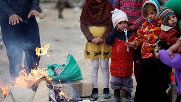 Displaced Iraqis gather near a fire to warm up after fleeing the battle between Iraqi rapid response forces and Islamic State militants near Mosul, Iraq, January 25, 2017.(REUTERS Photo) Displaced Iraqis gather near a fire to warm up after fleeing the battle between Iraqi rapid response forces and Islamic State militants near Mosul, Iraq, January 25, 2017.(REUTERS Photo)