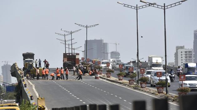 The Public Works Department (PWD) will carry out the repairs on the north-bound stretch of the flyover for the replacement of expansion joints.(HT FILE PHOTO)