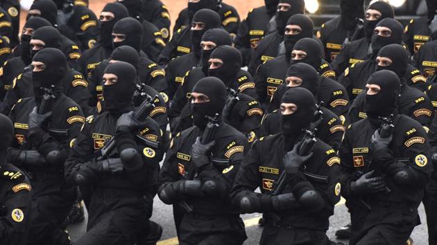 India’s top anti-terror force, the NSG Commandoes’ contingent, march past at the Rajpath for the first time. (Mohd Zakir/HT PHOTO)