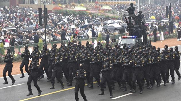 NSG commando contingent pass through the saluting base at Rajpath. (Mohd Zakir/HT PHOTO)