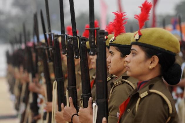 Uttar Pradesh Armed Police personnel take part in the parade. (Burhaan Kinu/HT PHOTO)