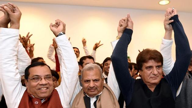 Samajwadi Party and Congress leaders during a joint press conference in Lucknow.(PTI file photo)