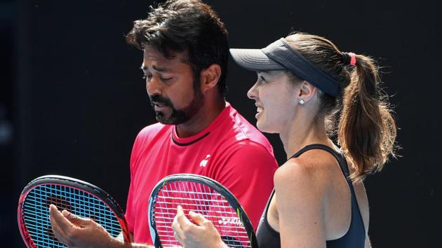 Martina Hingis (R) and Leander Paes lost to the pairing of Australia’s Samantha Stosur and Sam Groth 3-6, 2-6 in the mixed doubles quarterfinal. (AFP)