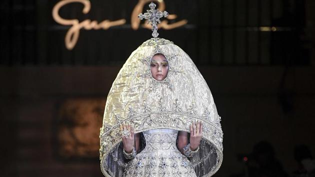 A model presents a creation by Guo Pei during the 2017 spring/summer Haute Couture collection on Thursday. (AFP) A model presents a creation by Guo Pei during the 2017 spring/summer Haute Couture collection on Thursday. (AFP)
