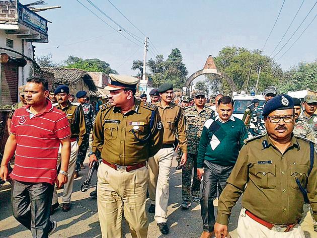 Police and excise officers during the crackdown on illegal liquor traders in Rohtas district. (HT photo) Police and excise officers during the crackdown on illegal liquor traders in Rohtas district. (HT photo)